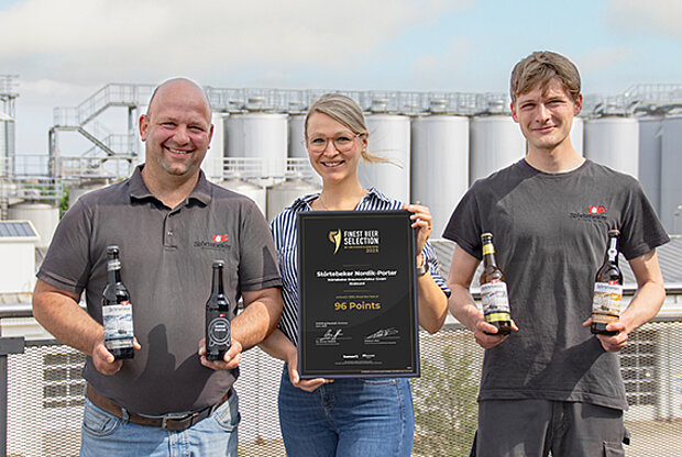 Freuen sich über vier Auszeichnungen bei der Finest Beer Selection 2025: Christoph Puttnies, Elisa Raus und Malte Domes von der Störtebeker Braumanufaktur.